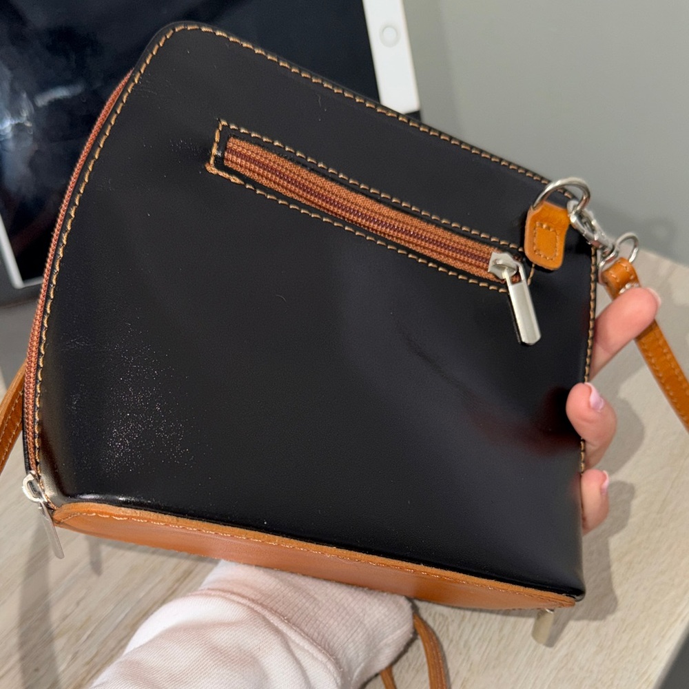 Vera Pelle Black and Tan Leather Crossbody Bag - Picture 4 of 5